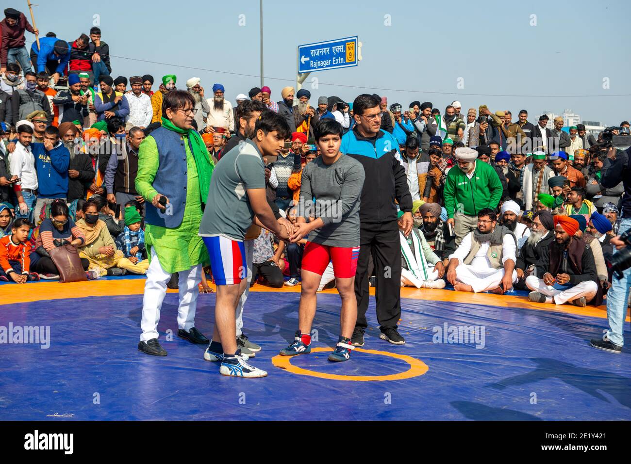 Wrestlers handshake durante la partita di wrestling. Sotto l'egida di United Farmers Front, Kisan Kesari Dangal (wrestling Match) è stato organizzato. Hanno partecipato circa 50 wrestlers e wrestlers maschili. La squadra di wrestling converse per mostrare solidarietà con gli agricoltori. Foto Stock