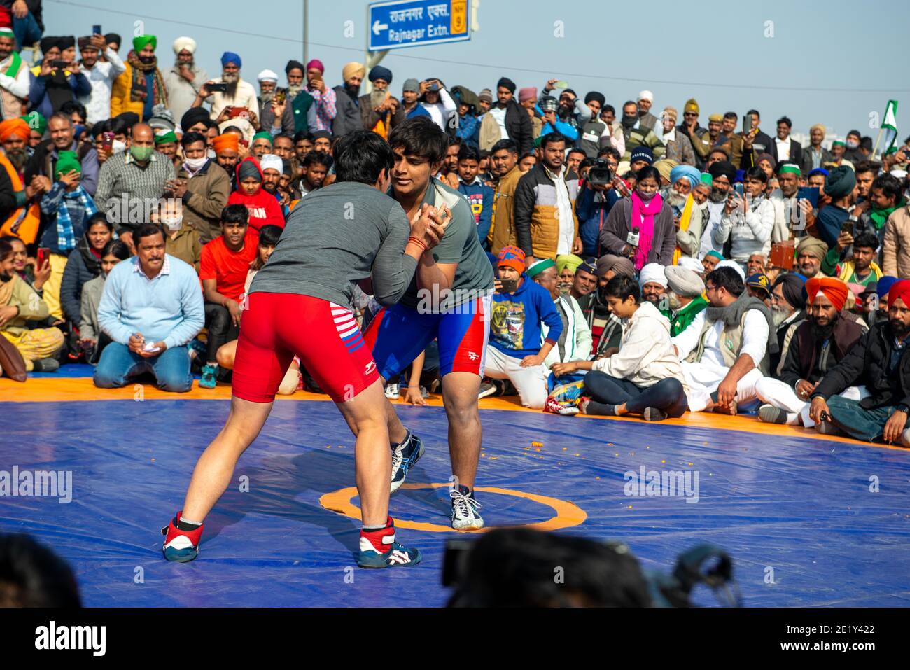 Lottatori in azione durante la partita di wrestling. Sotto l'egida di United Farmers Front, è stato organizzato Kisan Kesari Dangal (wrestling Match). Hanno partecipato circa 50 wrestlers e wrestlers maschili. La squadra di wrestling converse per mostrare solidarietà con gli agricoltori. Foto Stock