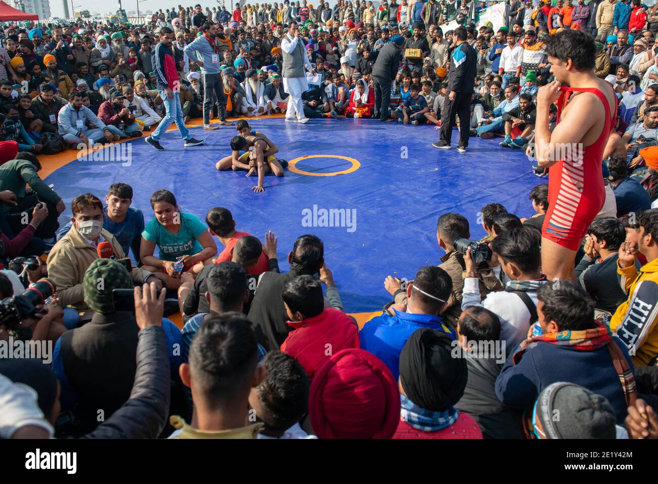 Lottatori in azione durante la partita di wrestling. Sotto l'egida di United Farmers Front, è stato organizzato Kisan Kesari Dangal (wrestling Match). Hanno partecipato circa 50 wrestlers e wrestlers maschili. La squadra di wrestling converse per mostrare solidarietà con gli agricoltori. Foto Stock