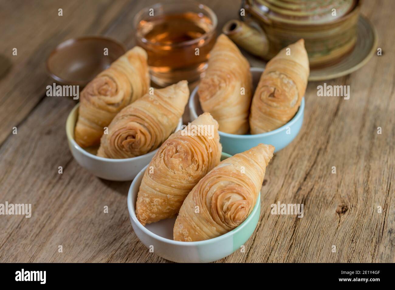 Set di boccette di curry su tavolo di legno Foto Stock