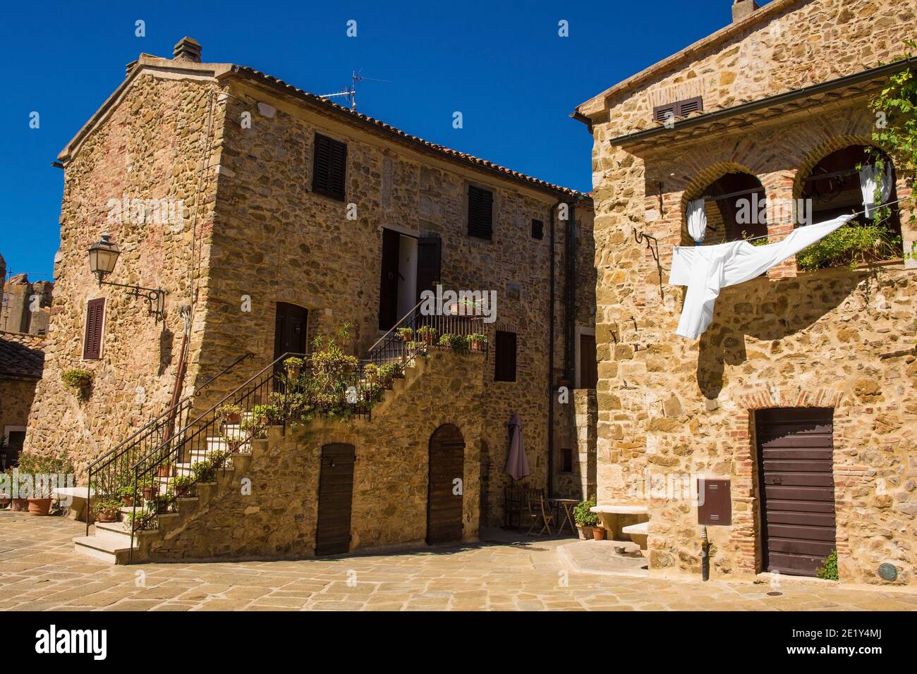 Edifici residenziali storici in pietra nel villaggio di Montemerano vicino a Manciano in provincia di Grosseto, Toscana, Italia Foto Stock