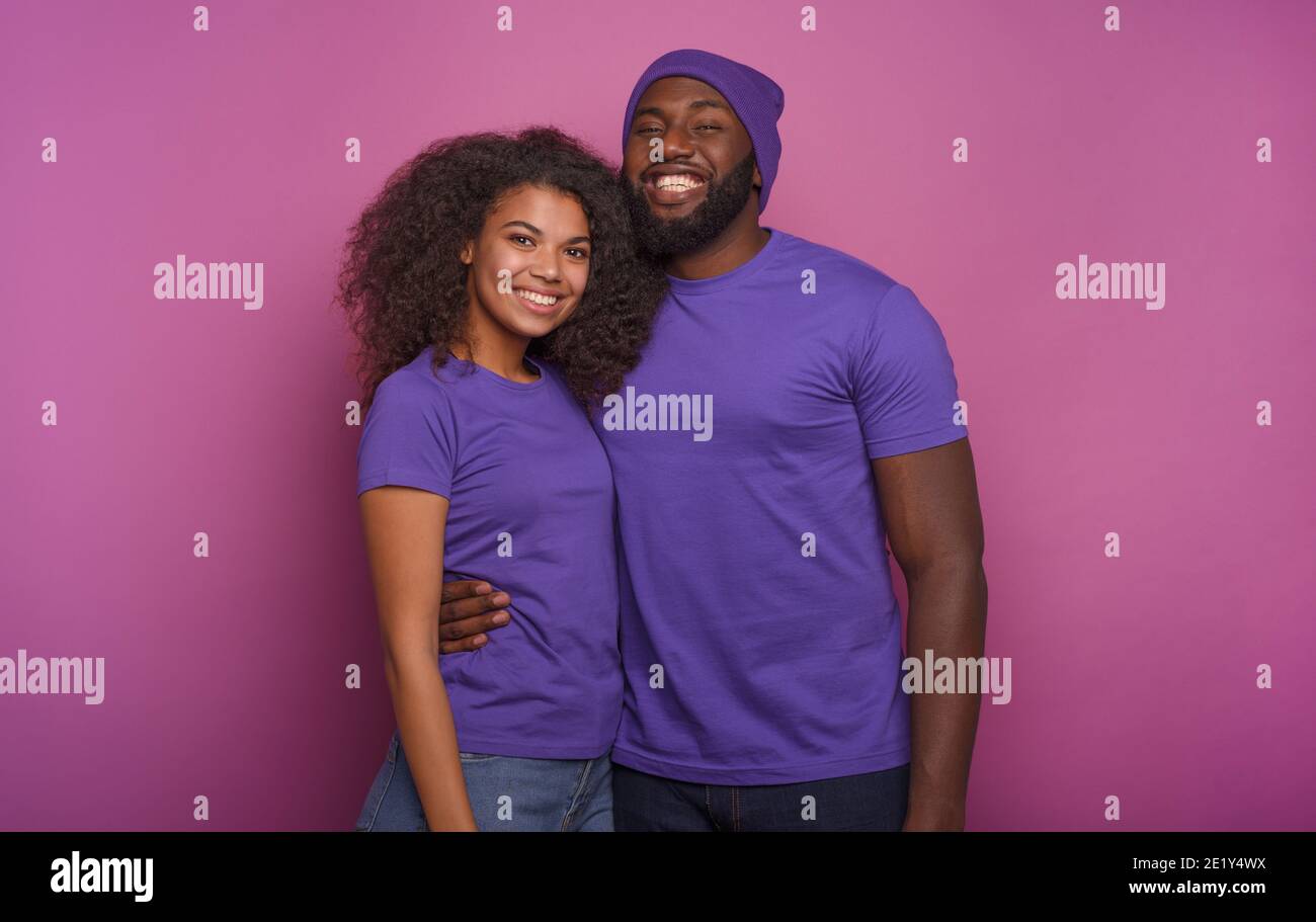 La coppia felice sorride. Concetto di felicità. Sfondo viola Foto Stock