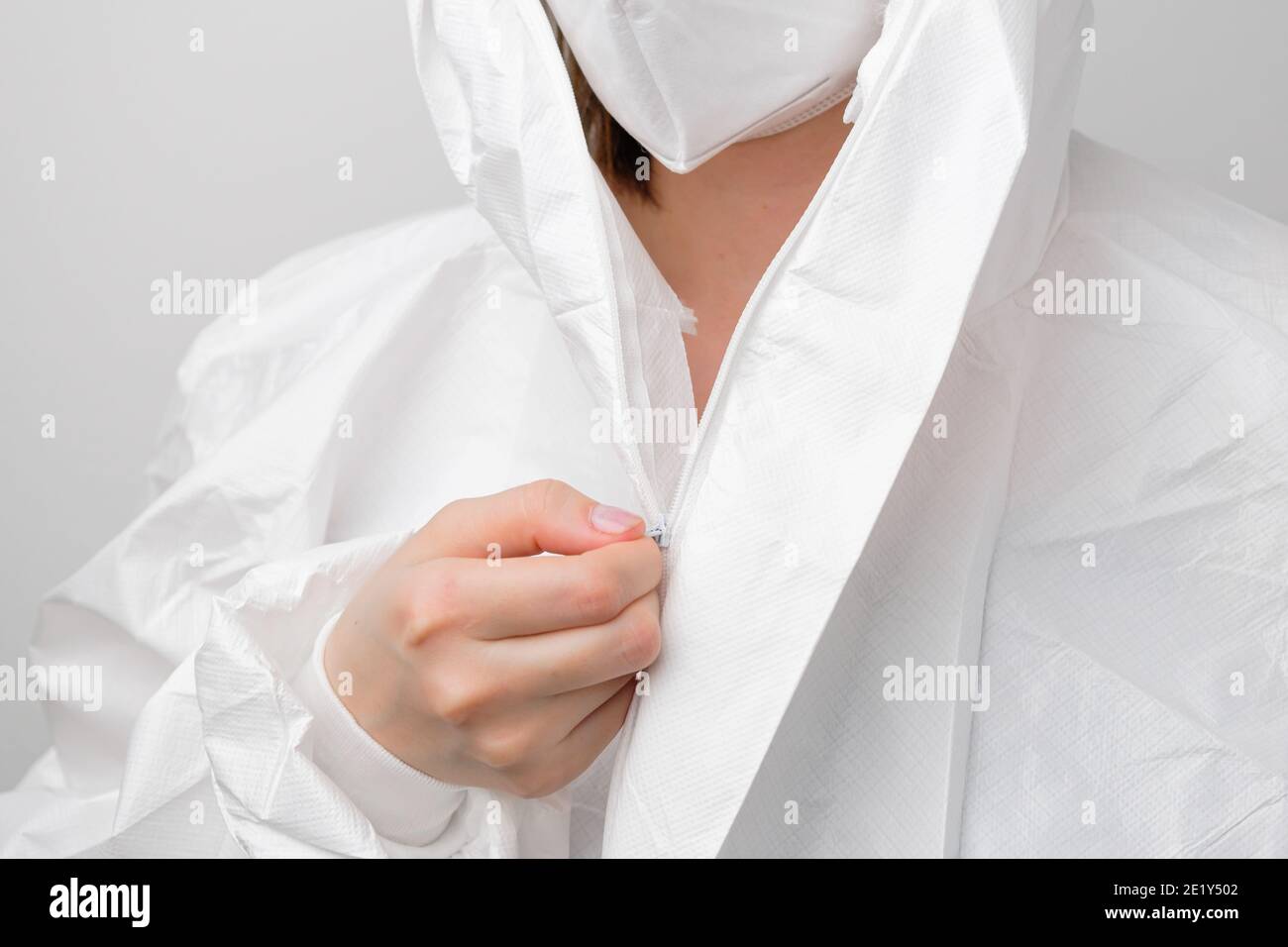 Medico, virologo, scienziato che indossa tuta protettiva contro il rischio biologico DPI o Hazmat, maschera facciale contro il coronavirus, Sars-COV-2, covid 19 Foto Stock
