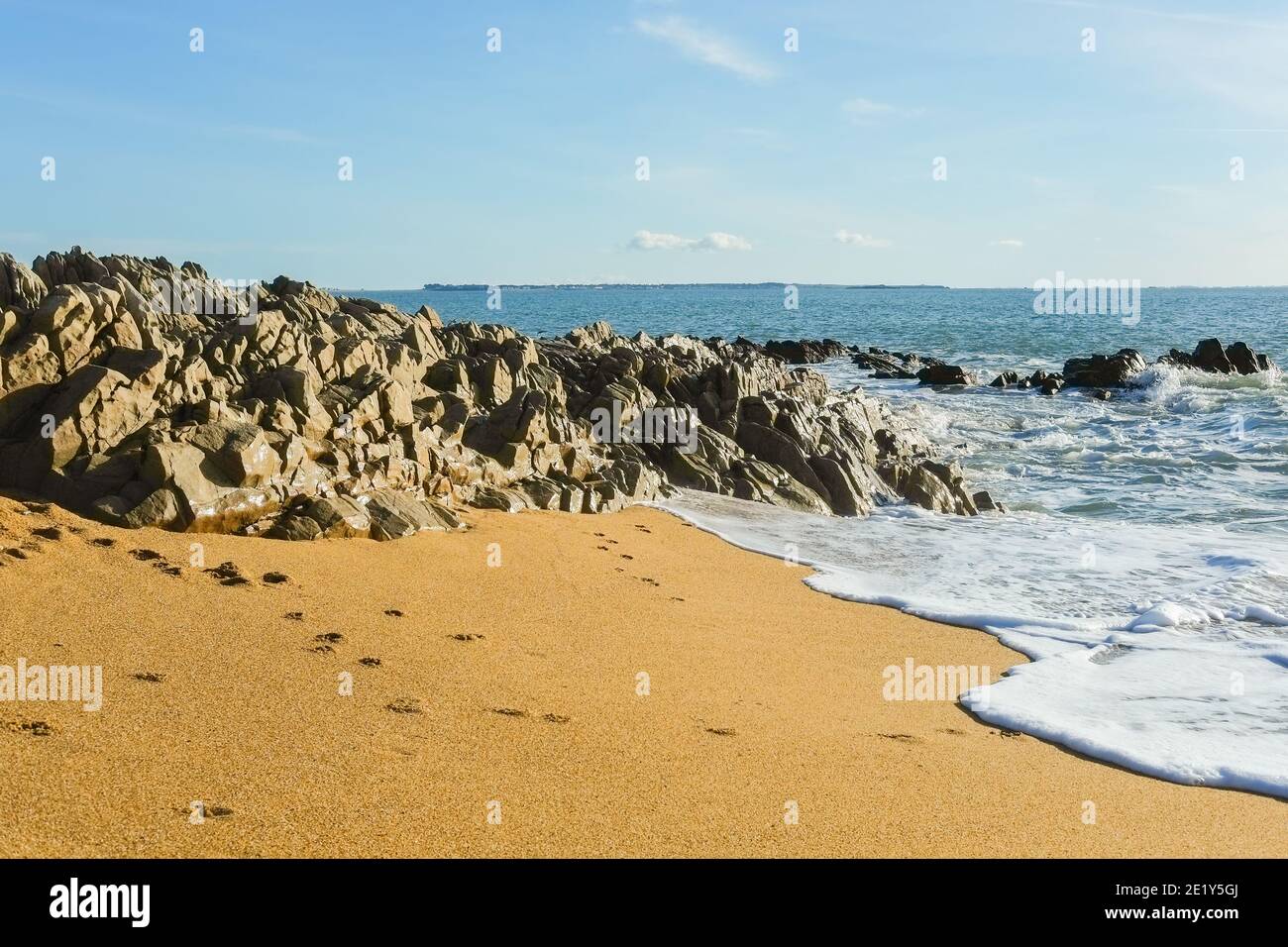 Aumento della marea sulla costa bretone. Foto Stock