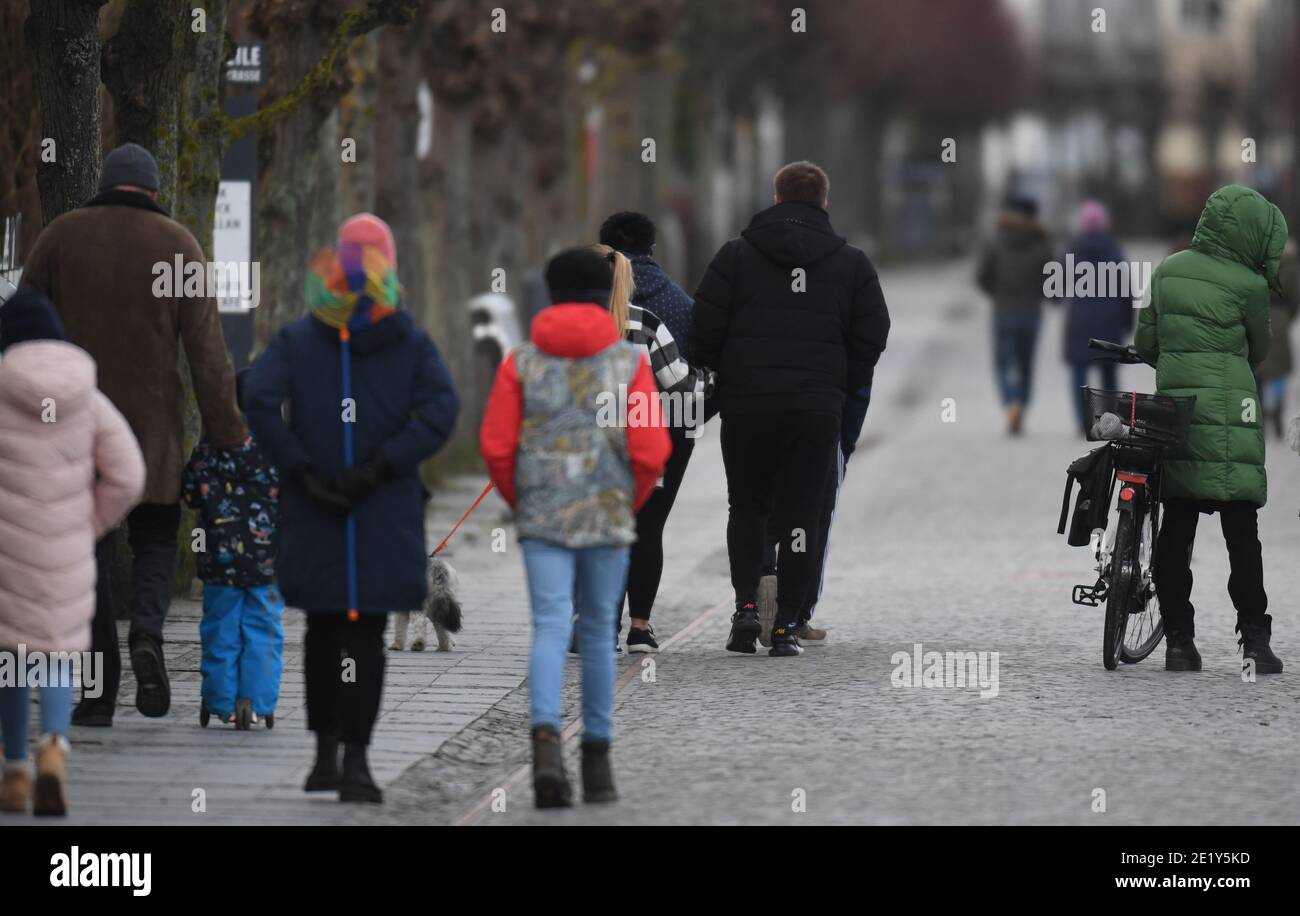 Binz, Germania. 10 gennaio 2021. Gli escursionisti si trovano sul lungomare della località del Mar Baltico, sull'isola di Rügen. I residenti del Meclemburgo-Pomerania occidentale devono essere preparati a misure più severe a Corona da domenica. Queste includono, ad esempio, restrizioni di contatto più severe. Credit: Stefan Sauer/dpa-Zentralbild/dpa/Alamy Live News Foto Stock