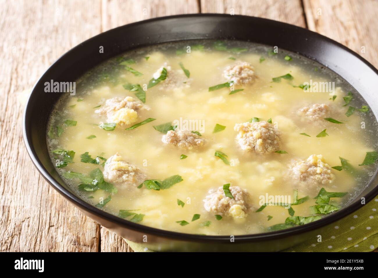 Lo Sciusceddu è un piatto tradizionale siciliano, fatto con polpette bollite in brodo, condite con un misto di uova, ricotta e ciocavallo Foto Stock