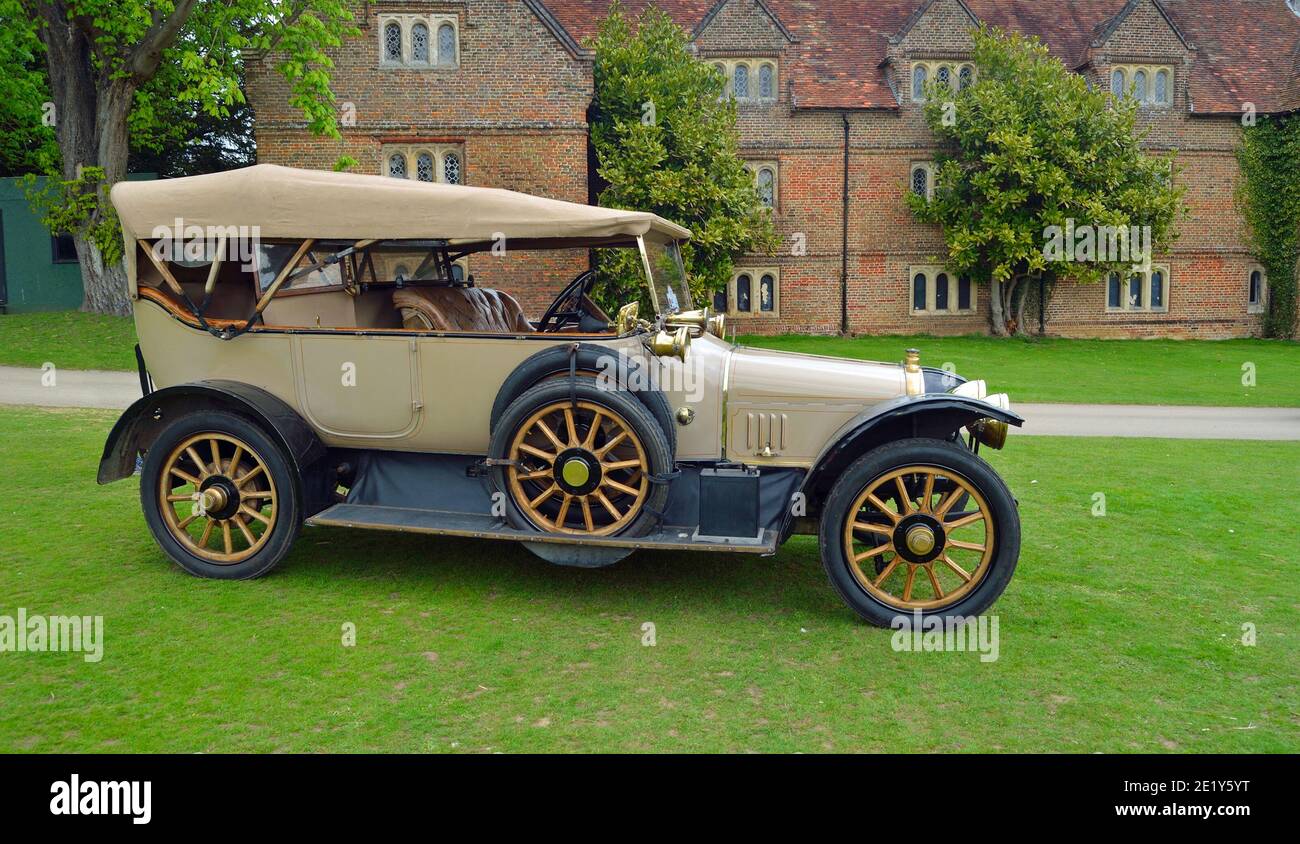 Auto a motore Sunbeam vintage 1914 di fronte al vecchio edificio. Foto Stock