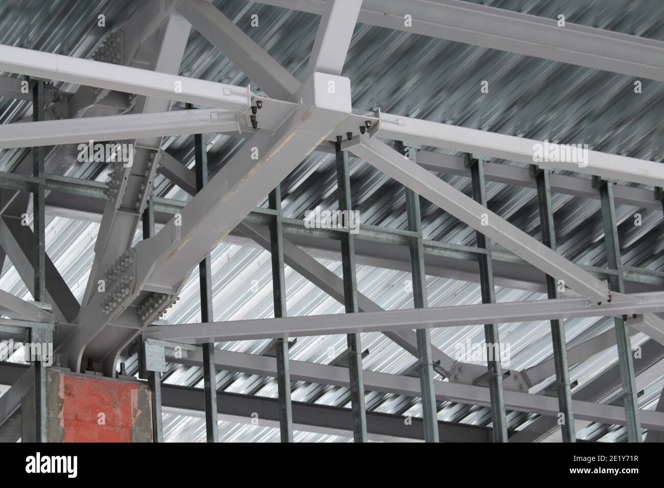 Una vecchia azienda siderurgica. Struttura metallica di un edificio industriale a telaio. Struttura leggera in metallo. Foto di alta qualità Foto Stock