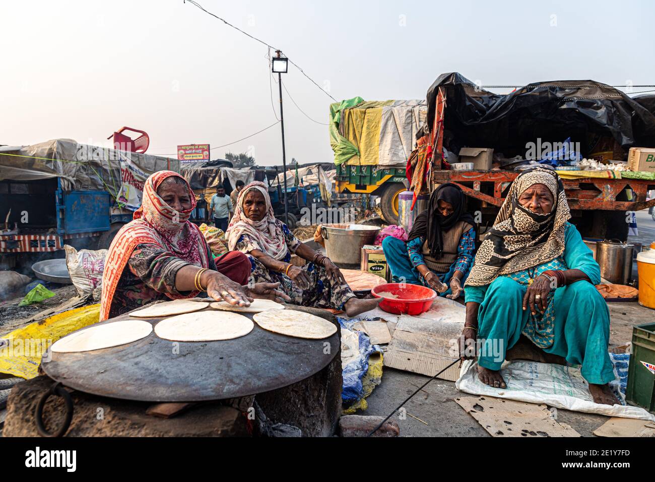 UN RITRATTO DI UNA VECCHIA DONNA CHE PROTESTAVA AL CONFINE DI DELHI , PROTESTANO CONTRO LA NUOVA LEGGE AGRICOLA APPROVATA DAL GOVERNO INDIANO. Foto Stock