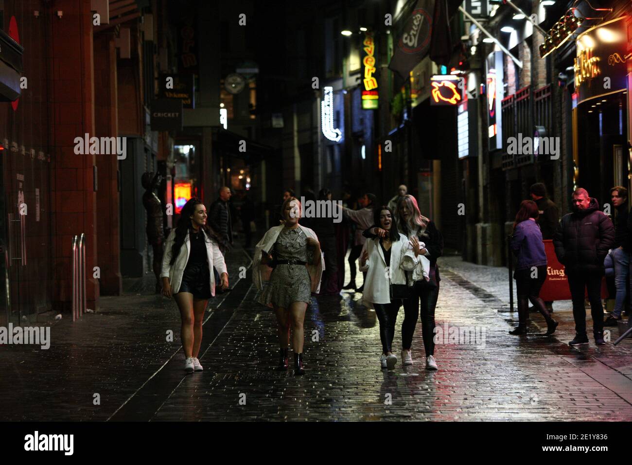 Liverpool, UK - Ottobre 10 2020: Mathew Street a Liverpool l'ultimo fine settimana prima che si prevedano misure di blocco più severe in tutto il nord. Foto Stock