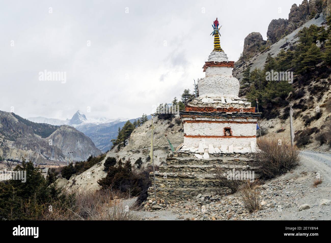 Buddista stupa bianchi e Snow capped picco di montagna vicino a Braga sul circuito di Annapurna trail, Nepal Foto Stock