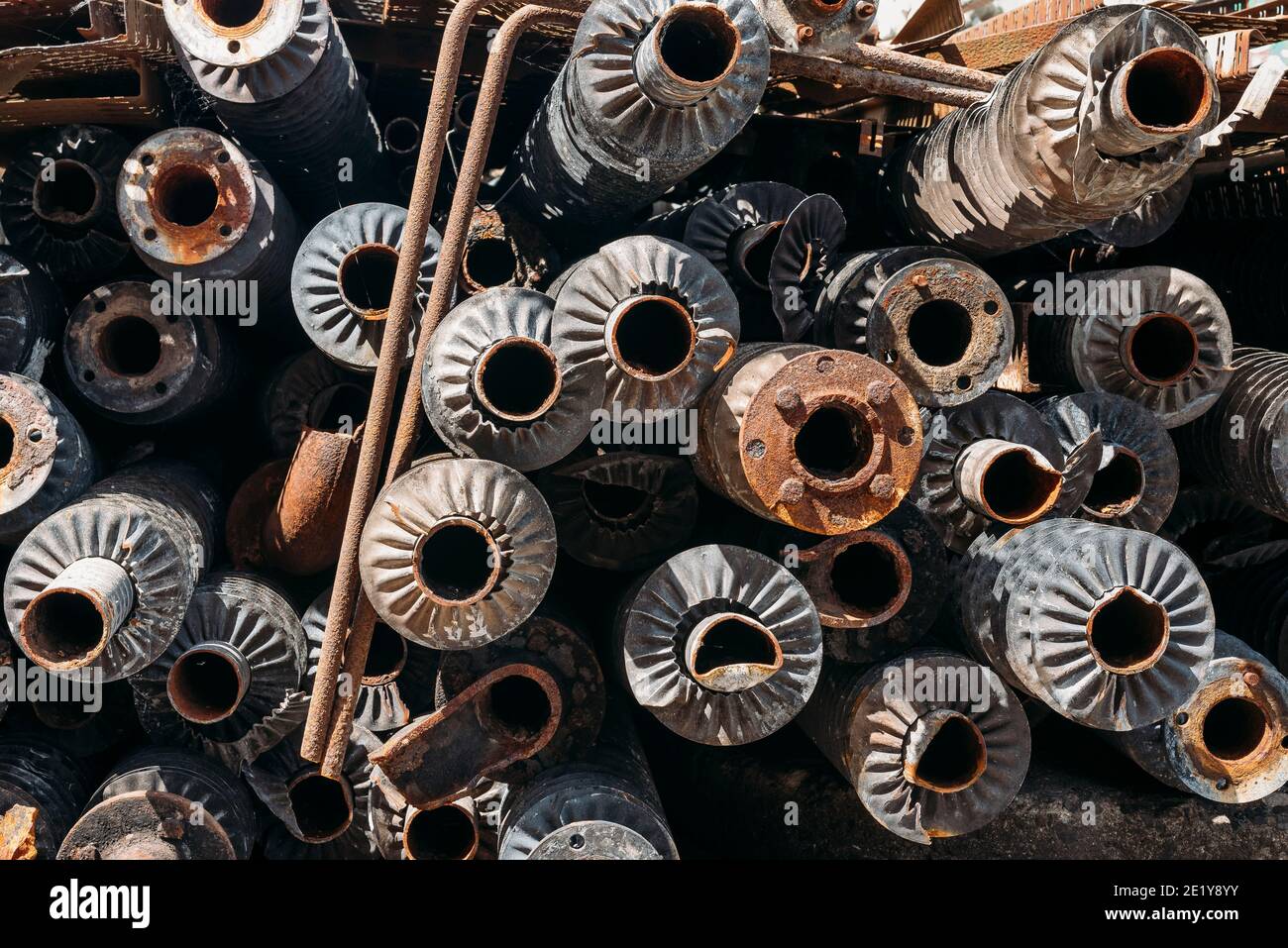 Vecchi tubi ad alette dello scambiatore di calore arrugginiti, vecchi tubi arrugginiti Foto Stock
