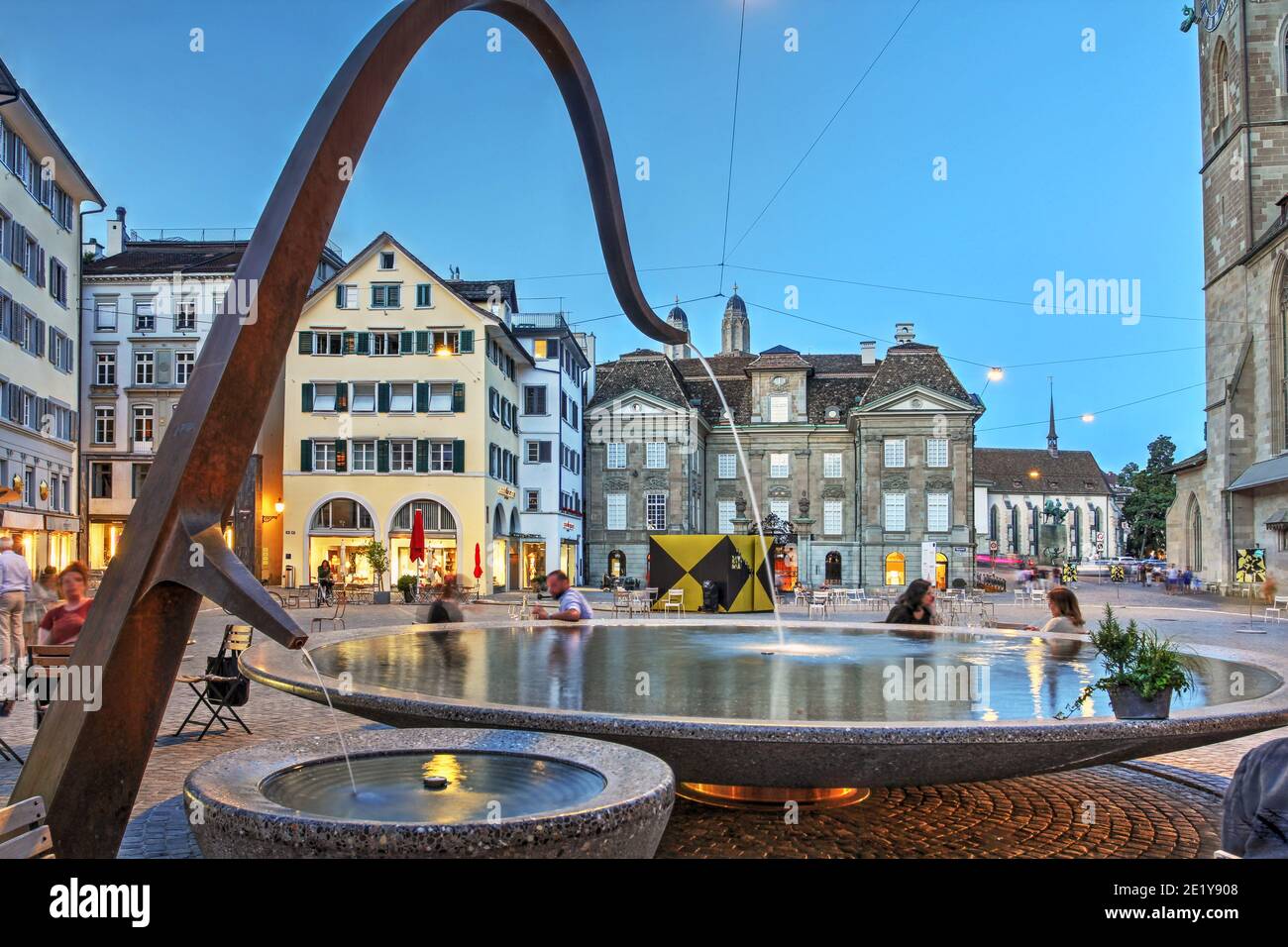 Scena notturna in Piazza Münsterhof nel quartiere Lindenhof di Altstadt (città vecchia) Zurigo, Svizzera. La piazza è stata ridisegnata nel 2016 per renderla piena di contenuti Foto Stock