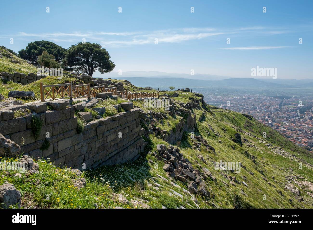 L'Acropoli di Bergama. Tempio di Traiano e archi nelle rovine dell'antica città di Pergamon (Bergama), Smirne, Turchia. Foto Stock