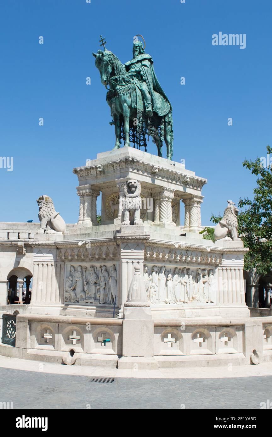 Budapest, Ungheria: Statua di Re Santo Stefano, primo re cristiano in Ungheria, Bastione del Pescatore nel Castello di Buda Foto Stock