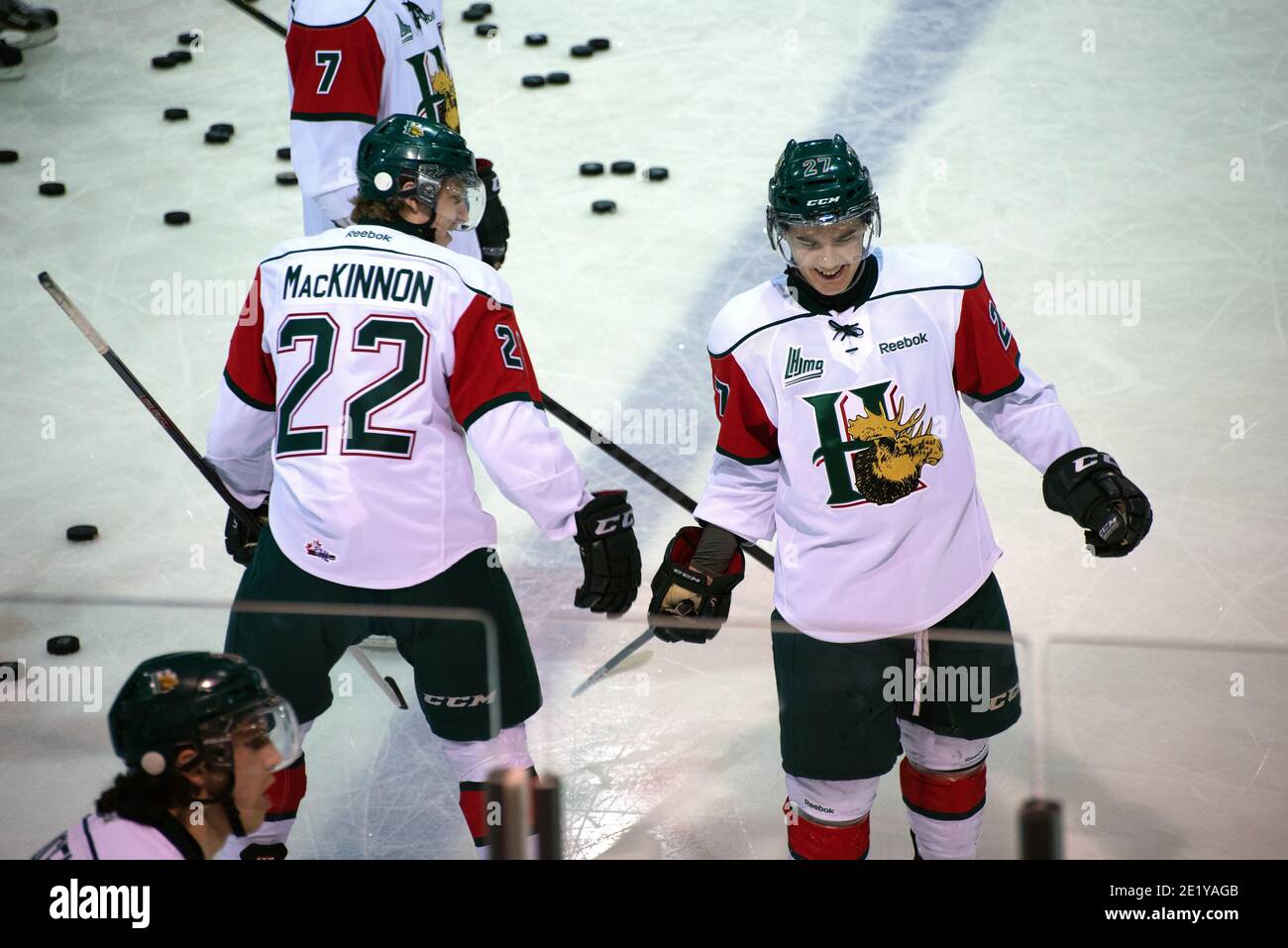 Gatineau, Canada - 13 aprile 2013: Nathan MacKinnon degli Halifax Mooseheads parla con Jonathan Drouin durante il riscaldamento della loro partita di gioco della Quebec Major Junior Hockey League contro le Gatineau Olympiques nel 10 aprile 2013 a Gatineau Quebec. Attualmente sono classificati numero 2 e 3 rispettivamente nel prossimo progetto NHL. Foto Stock