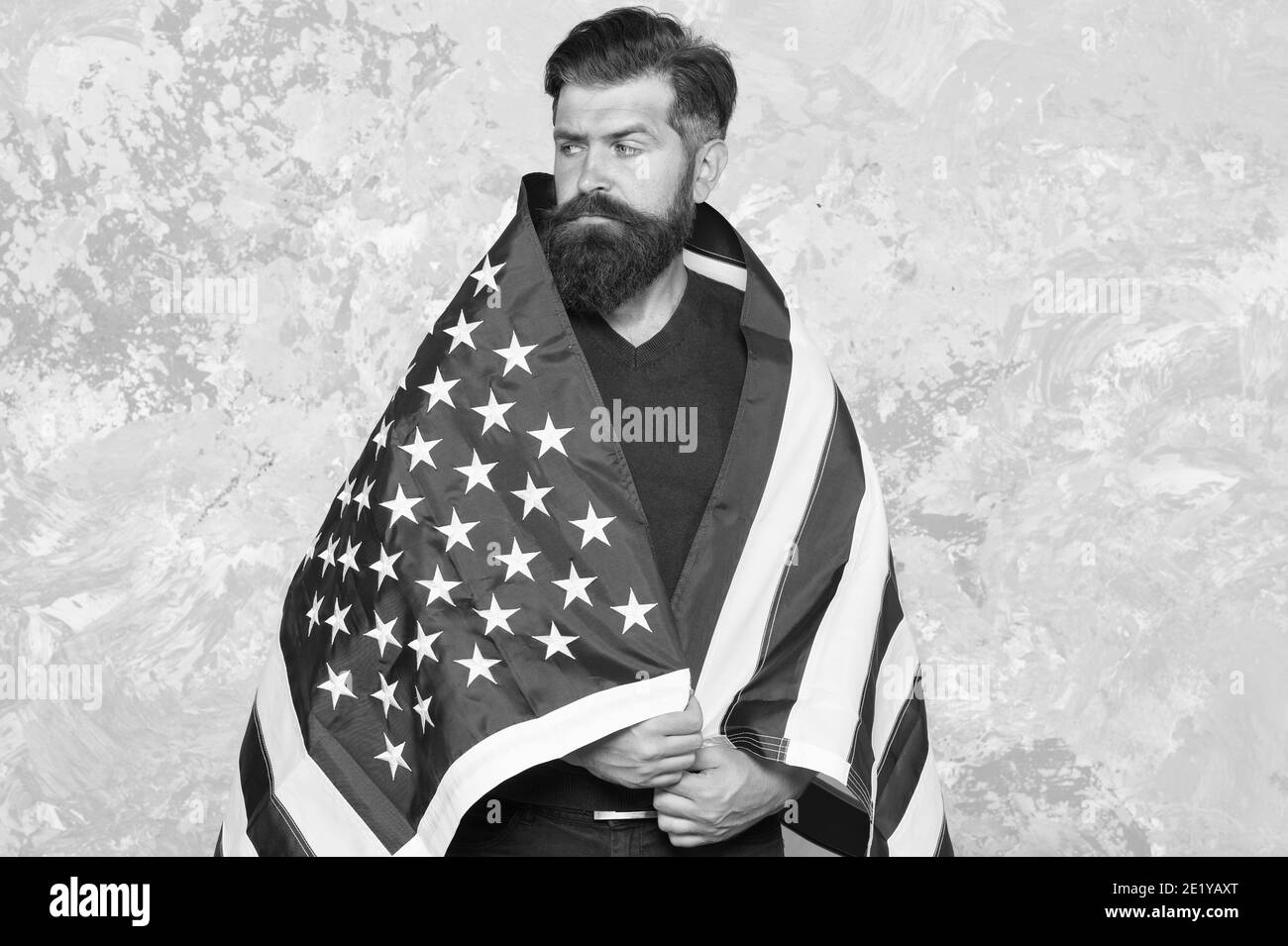 L'uomo hipster americano celebra la giornata dell'indipendenza con la bandiera nazionale, concetto di festa. Foto Stock