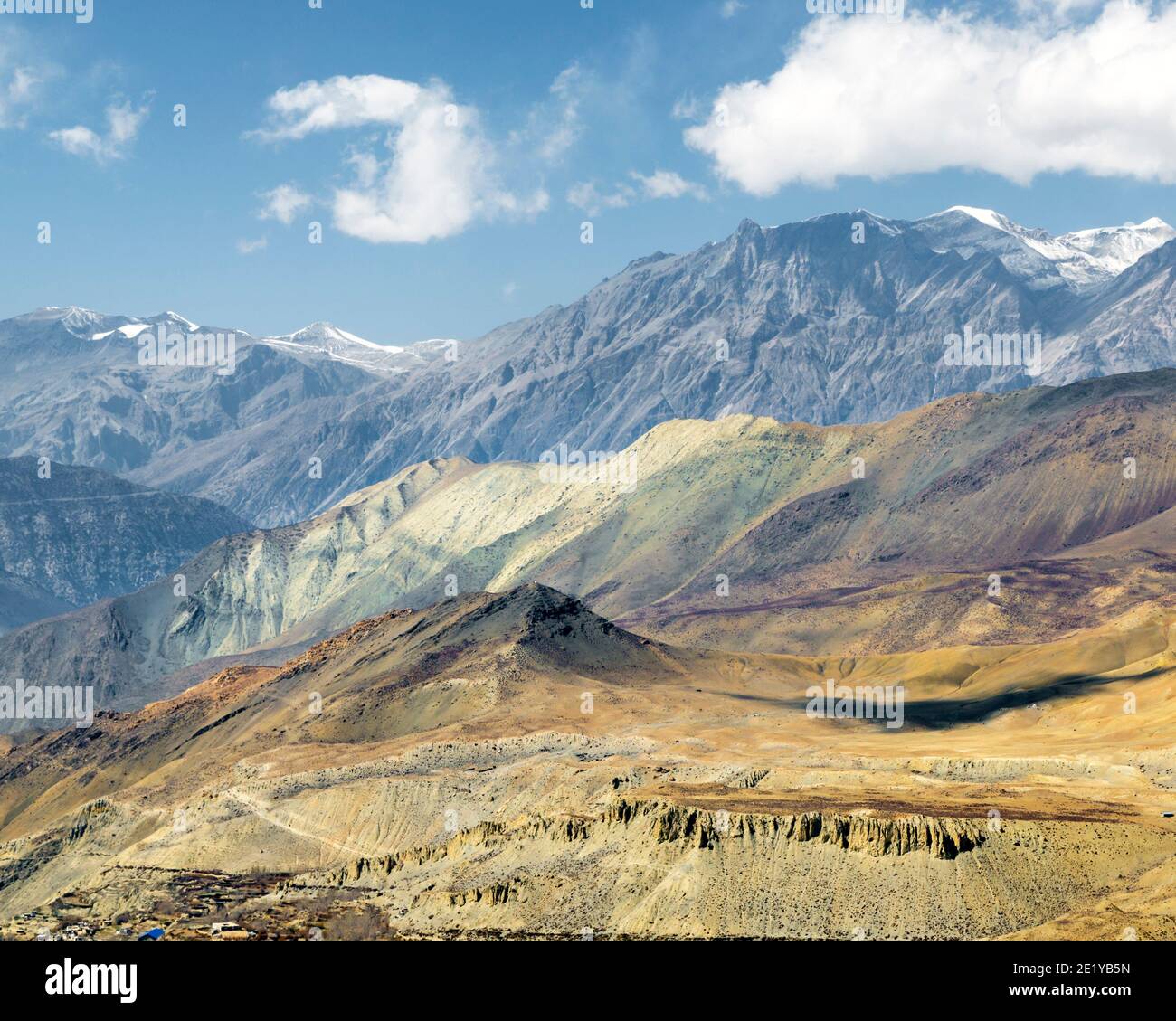 Strati di montagne colorate nella valle di Muktinath, circuito di Annapurna, Nepal Foto Stock