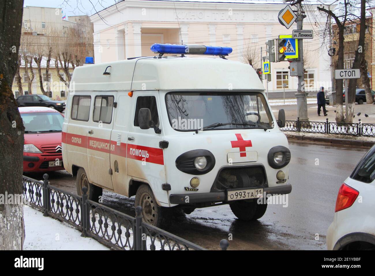 13-11-2020. Russia, Syktyvkar. Bianco vecchio marchio russo ambulanza UAZ con una striscia rossa con luci blu lampeggiante su una strada della città in Russia. Foto Stock