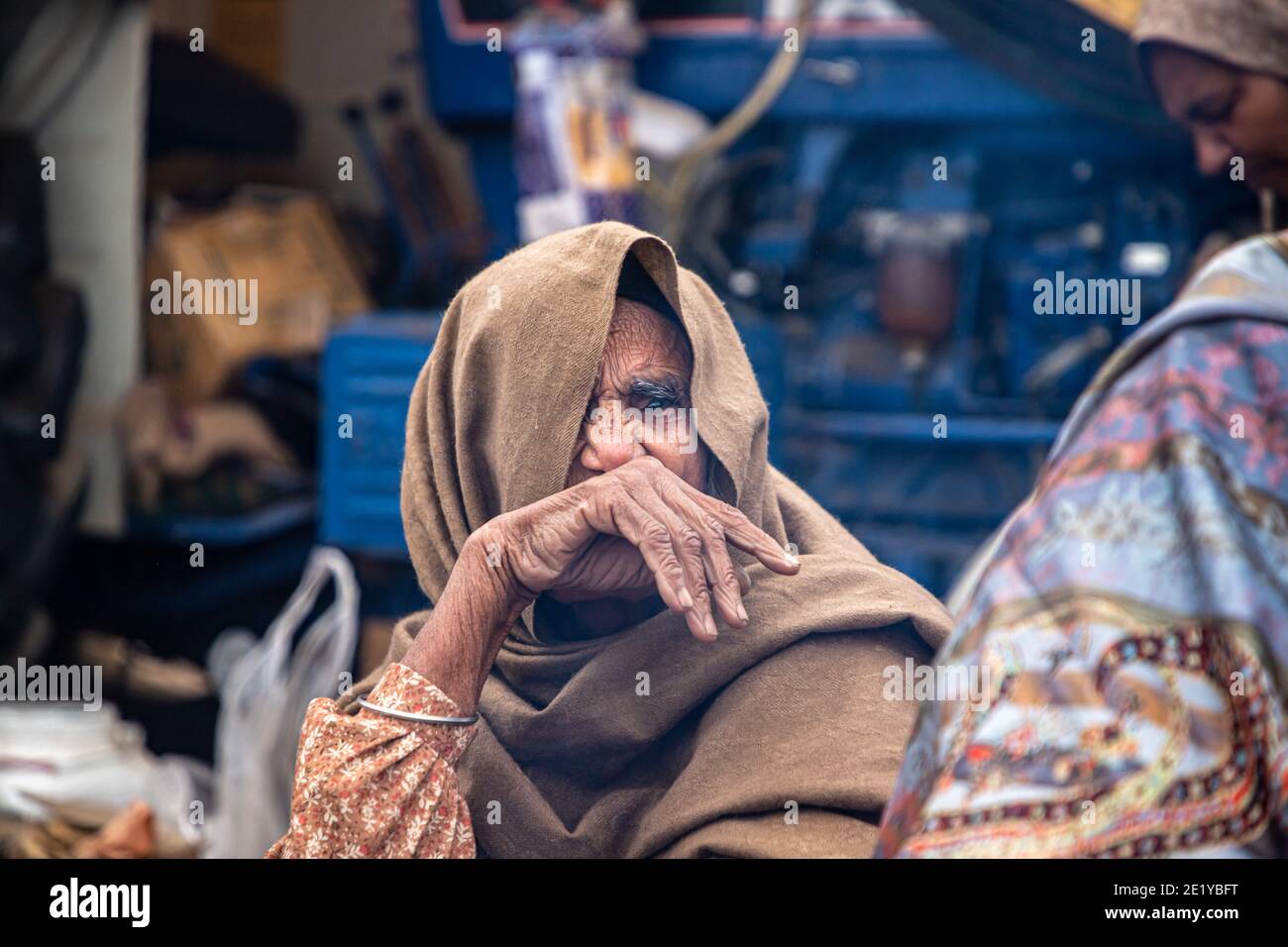 UN RITRATTO DI UNA VECCHIA DONNA CHE PROTESTAVA AL CONFINE DI DELHI , PROTESTANO CONTRO LA NUOVA LEGGE AGRICOLA APPROVATA DAL GOVERNO INDIANO. Foto Stock