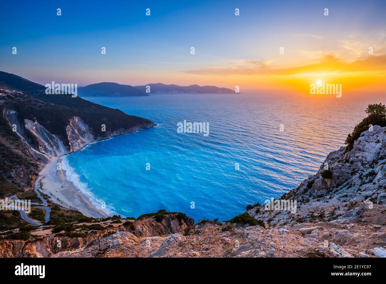 Cefalonia, Grecia. Vista sulla spiaggia di Myrtos al tramonto. Foto Stock