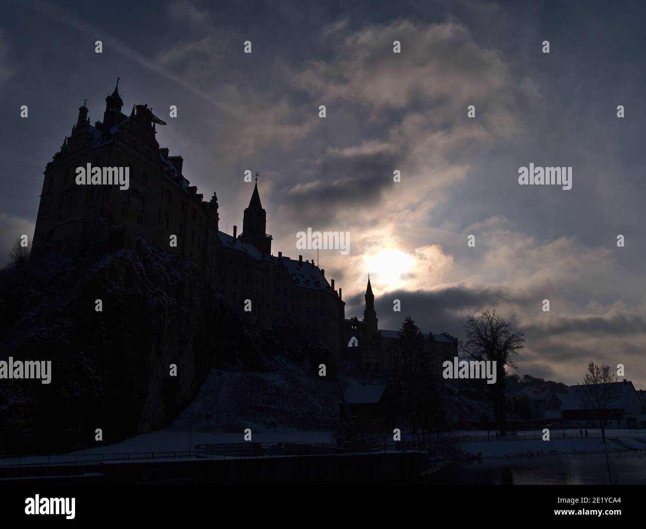 Silhouette scura dello storico Castello di Hohenzollern a Sigmaringen, Alb Svevo, Germania, sulle rive del Danubio nella stagione invernale con il sole luminoso. Foto Stock
