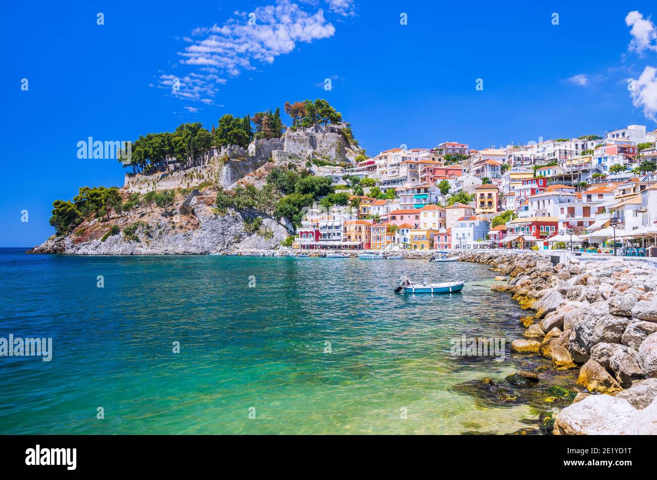 Parga, Grecia. Lungomare della località turistica sulla costa ionica. Foto Stock