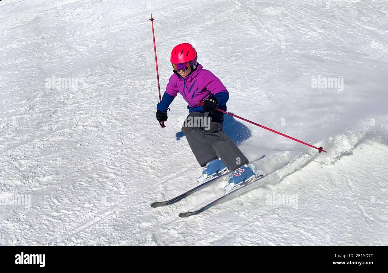 Giovane ragazza sci da discesa su una pista aperta in una stazione sciistica in Quebec, Canada Foto Stock