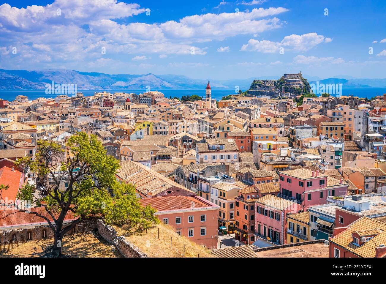 Corfù, Grecia. Vista panoramica della Città Vecchia vista dalla Fortezza Nuova. Foto Stock