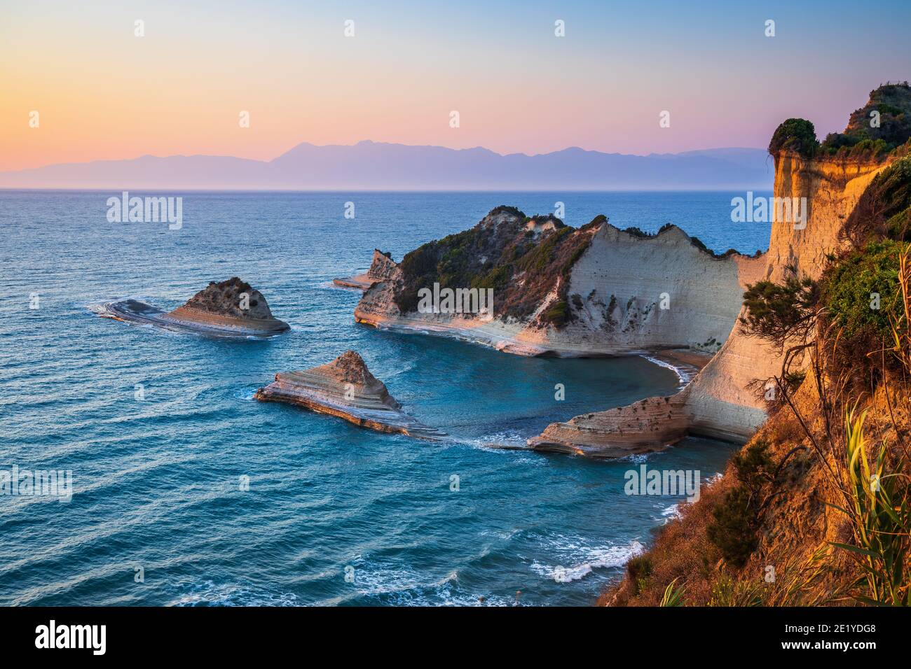 Corfù, Grecia. Cape Drastis scogliere al tramonto. Foto Stock