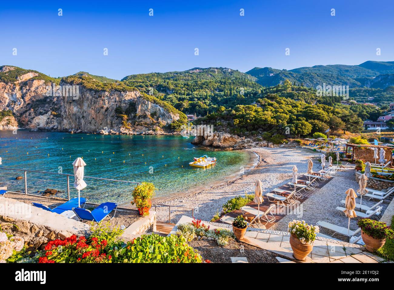 Corfù, Grecia. Spiaggia di Agios Petros nel villaggio di Paleokastritsa. Foto Stock