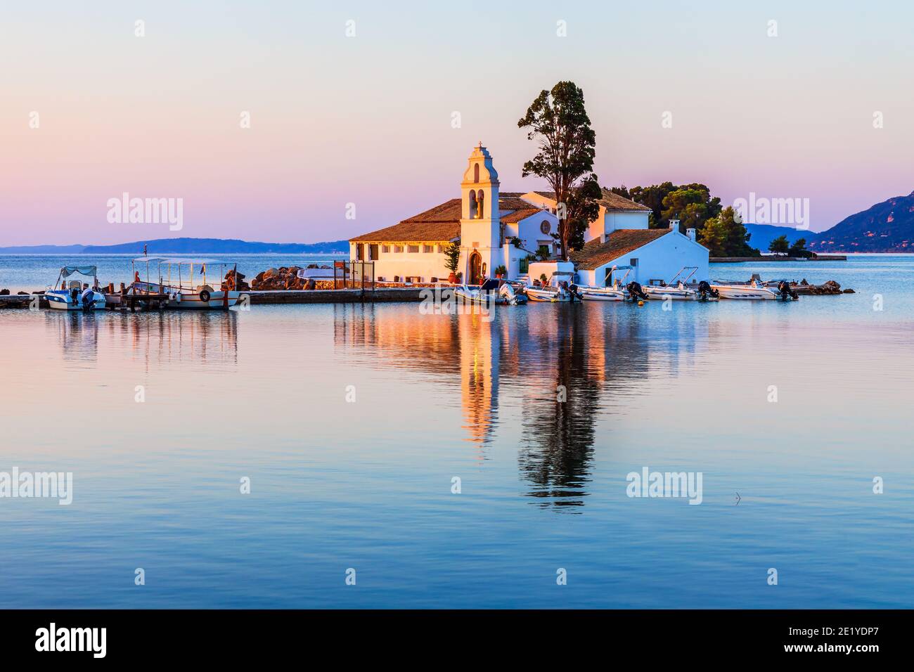 Corfù, Grecia. Pittoresco Monastero di Vlacherna all'alba. Foto Stock