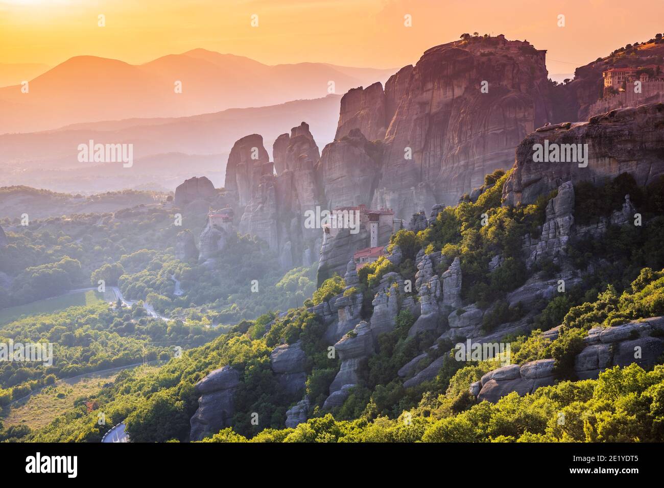Meteora, Grecia. Formazioni rocciose in arenaria, i monasteri di Rousanou, Nikolaos e Grand Meteora al tramonto. Foto Stock
