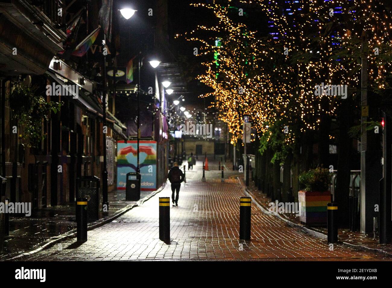 Un uomo cammina lungo la solitamente trafficata Canal Street nel villaggio gay di Manchester lunedì. Foto Stock