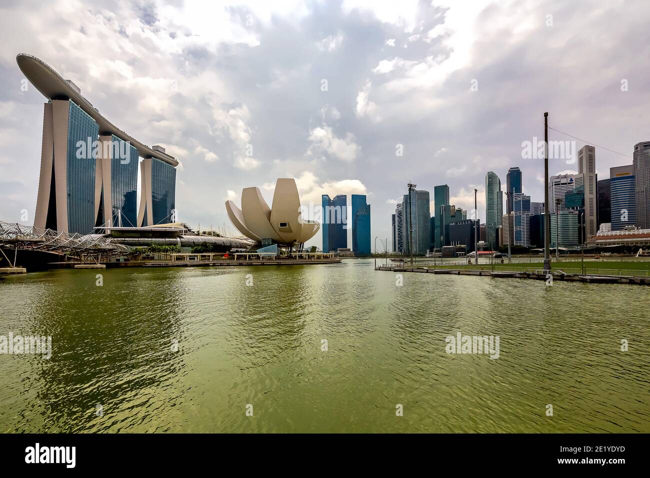 Vista dello skyline di Singapore e dell'hotel Marina Bay Sands. Singapore. Foto Stock