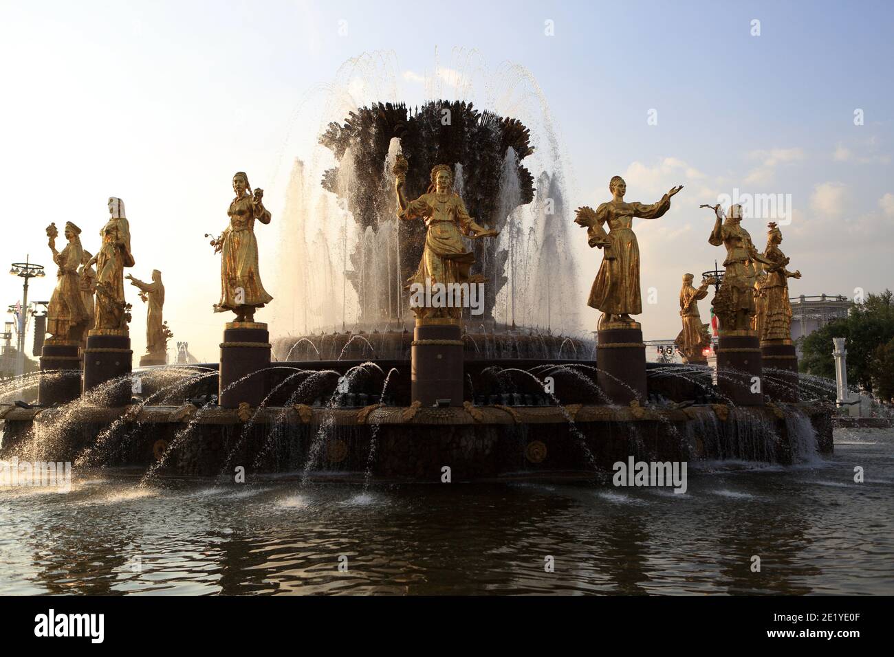 Vista della vecchia fontana sovietica a Mosca Foto Stock