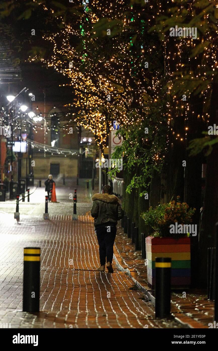 Il solito affollata Canal Street nel villaggio gay di Manchester, lunedì. Foto Stock