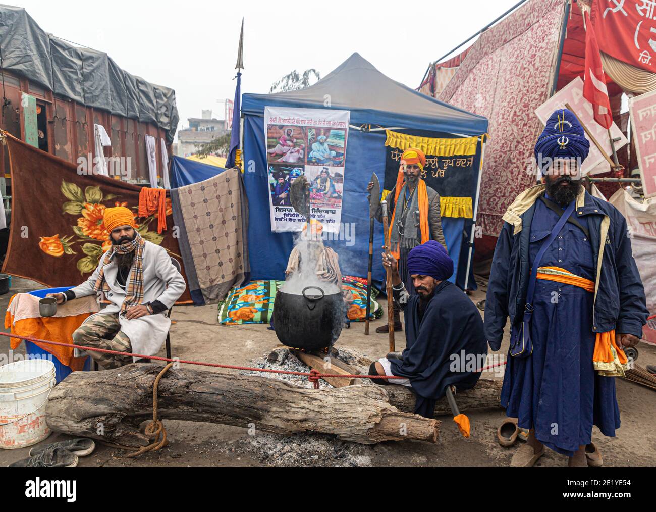 UN GRUPPO DI NIHANG SIKH AL CONFINE CON DELHI, PROTESTANO CONTRO LA NUOVA LEGGE AGRICOLA APPROVATA DAL GOVERNO INDIANO. Foto Stock