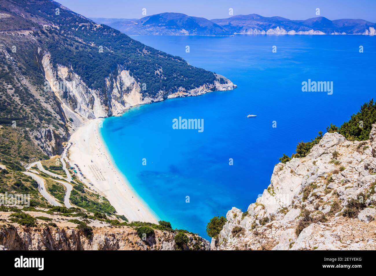 Cefalonia, Grecia. Vista sulla spiaggia di Myrtos, Assos. Foto Stock