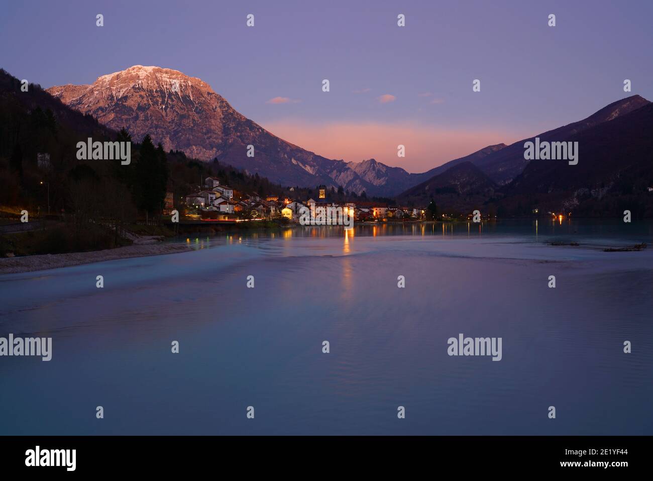 Tramonto sul Lago Barcis nelle Dolomiti italiane. Foto Stock