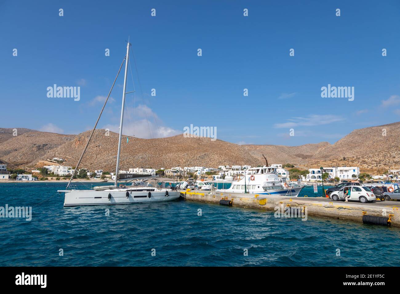 Isola di FOLEGANDROS, Grecia - 24 settembre 2020: Taglierine e motoscafi ormeggiati nella marina di Karavostasi sull'isola di Folegandros. Ville bianche nel Foto Stock