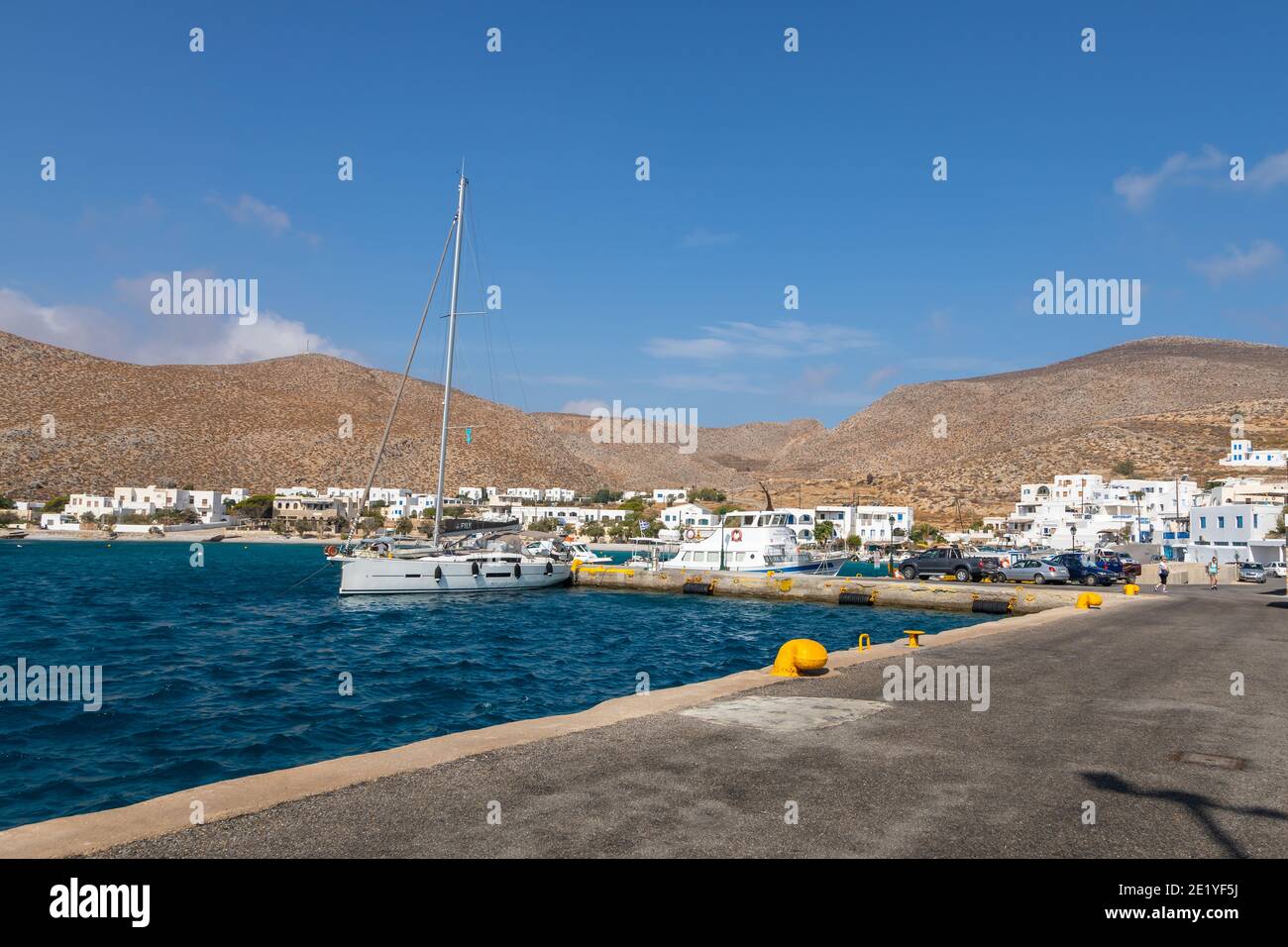 Isola di FOLEGANDROS, Grecia - 24 settembre 2020: Taglierine e motoscafi ormeggiati nella marina di Karavostasi sull'isola di Folegandros. Ville bianche nel Foto Stock