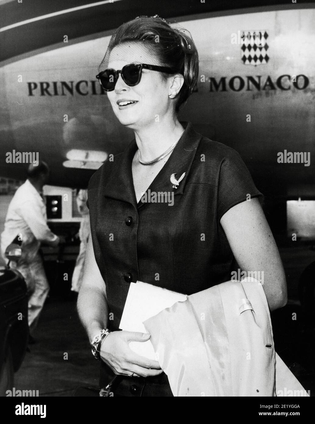 Grace Kelly, principessa di Monaco, indossa occhiali da sole al suo arrivo  all'aeroporto di Londra, circa 1965 / riferimento file n. 34082-002THA Foto  stock - Alamy