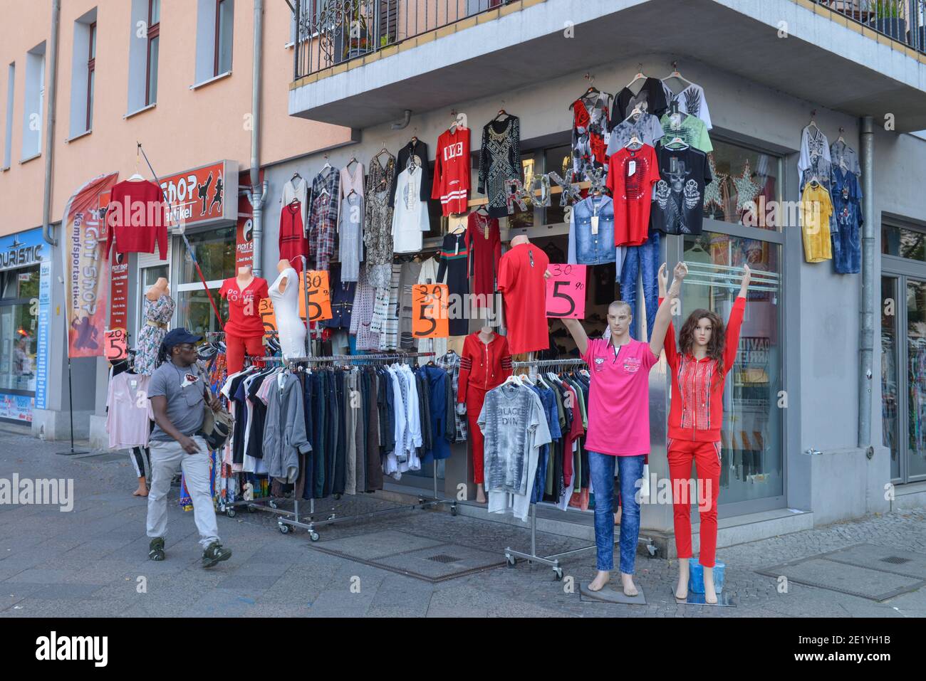 Ramschladen, Muellerstrasse, Wedding, Mitte, Berlino, Germania Foto Stock