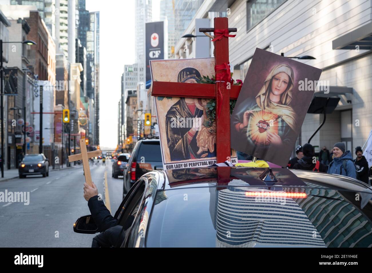 Un cappellano partecipa a una protesta di Toronto, Ontario, contro il blocco COVID-19, che ha reso illegale la partecipazione ai servizi religiosi. Foto Stock