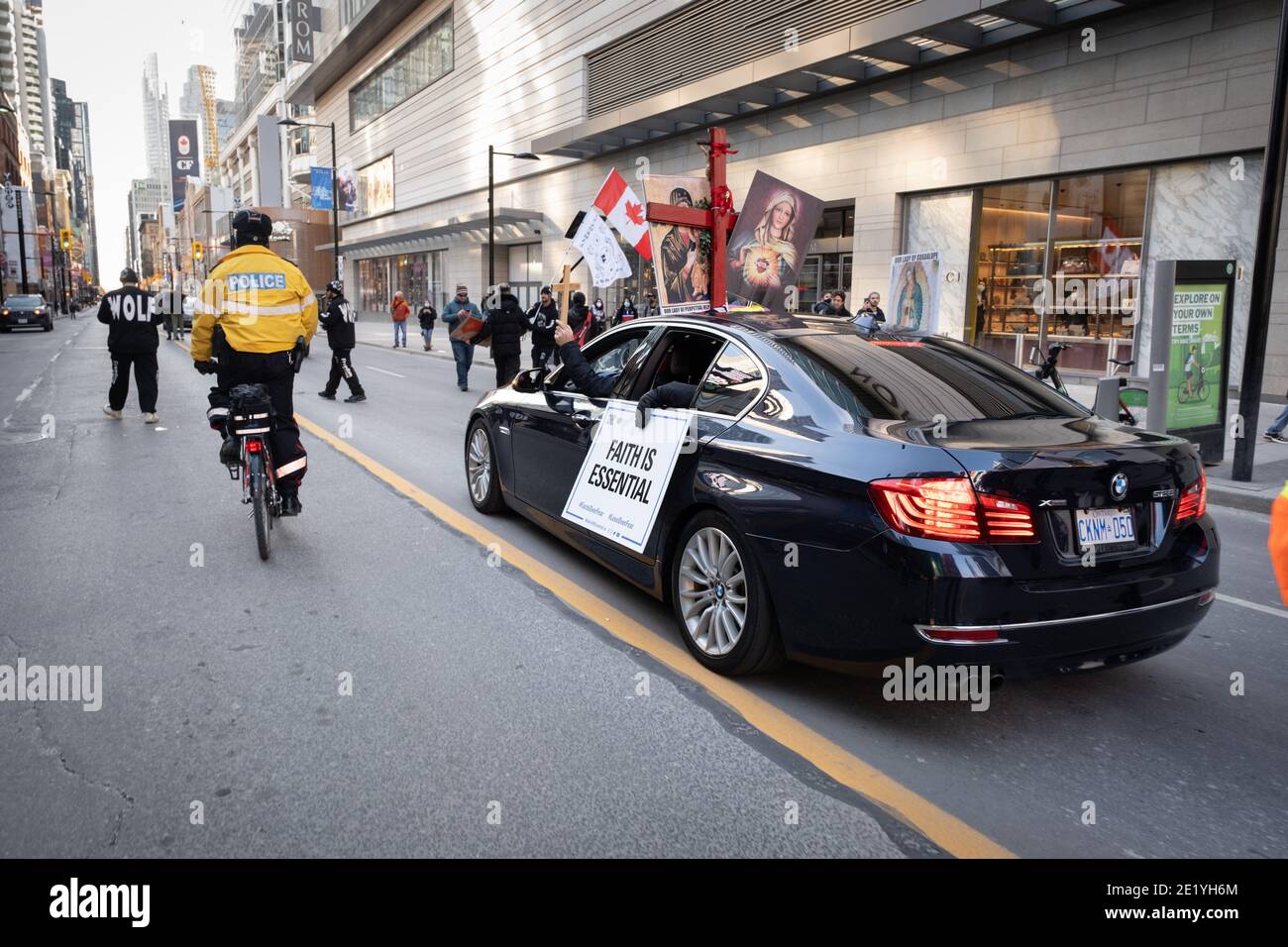 Un cappellano sostiene che i servizi religiosi siano considerati essenziali durante una protesta contro i blocchi della COVID-19 a Toronto, Canada. Foto Stock