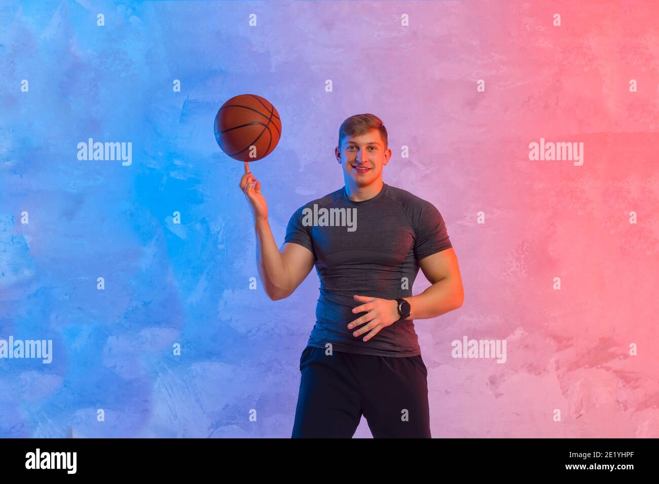Pallone da basket con un dito. Concetto di coach interattivo Foto Stock