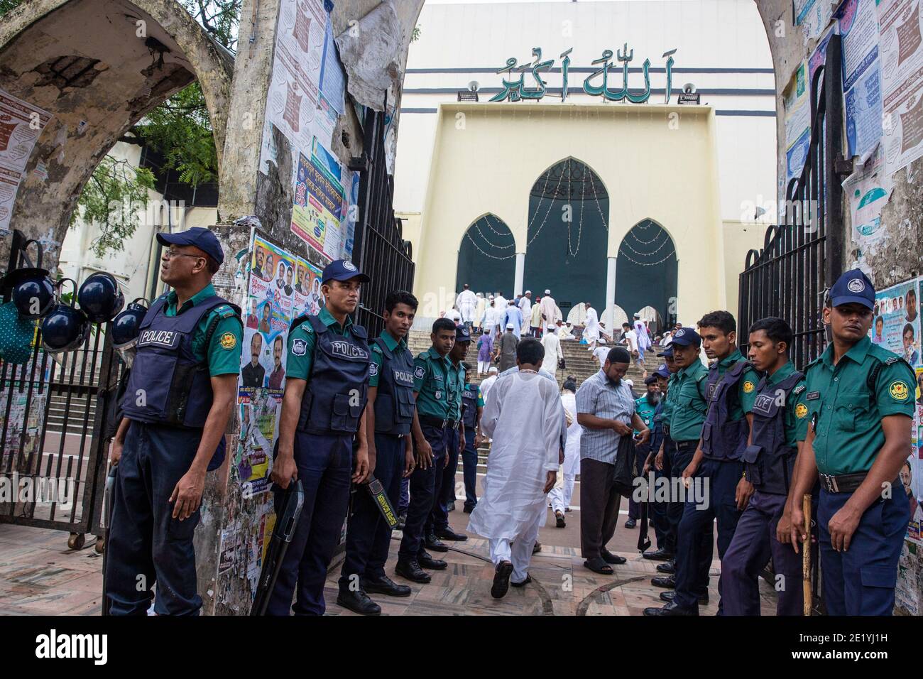 Sicurezza della polizia di fronte alla Moschea Nazionale di Baitul Mokarram durante Eid-ul-fir, il più grande festival religioso di musulmani. Dhaka, Bangladesh. Foto Stock