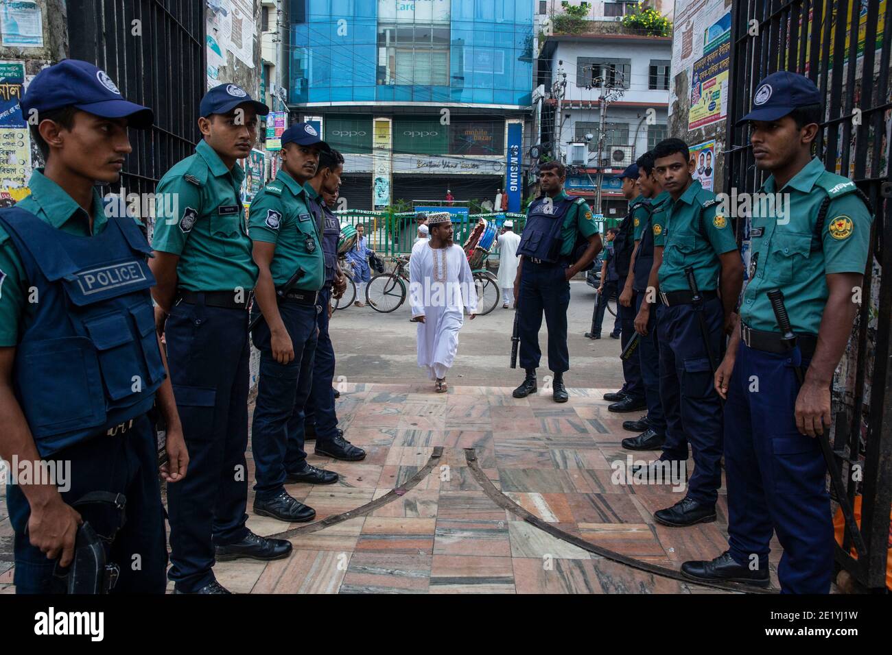 Sicurezza della polizia di fronte alla Moschea Nazionale di Baitul Mokarram durante Eid-ul-fir, il più grande festival religioso di musulmani. Dhaka, Bangladesh. Foto Stock
