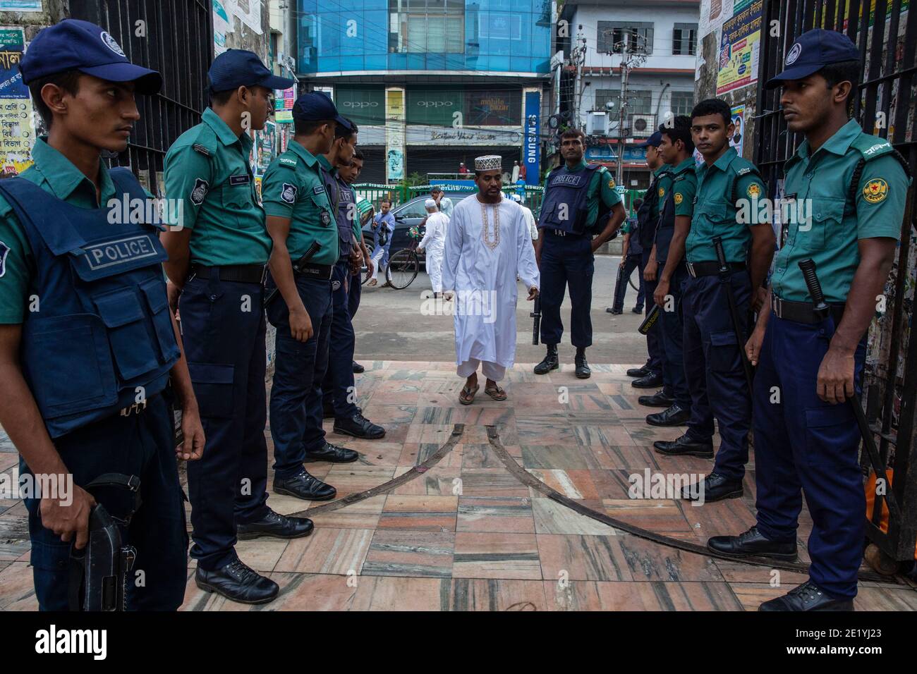 Sicurezza della polizia di fronte alla Moschea Nazionale di Baitul Mokarram durante Eid-ul-fir, il più grande festival religioso di musulmani. Dhaka, Bangladesh. Foto Stock